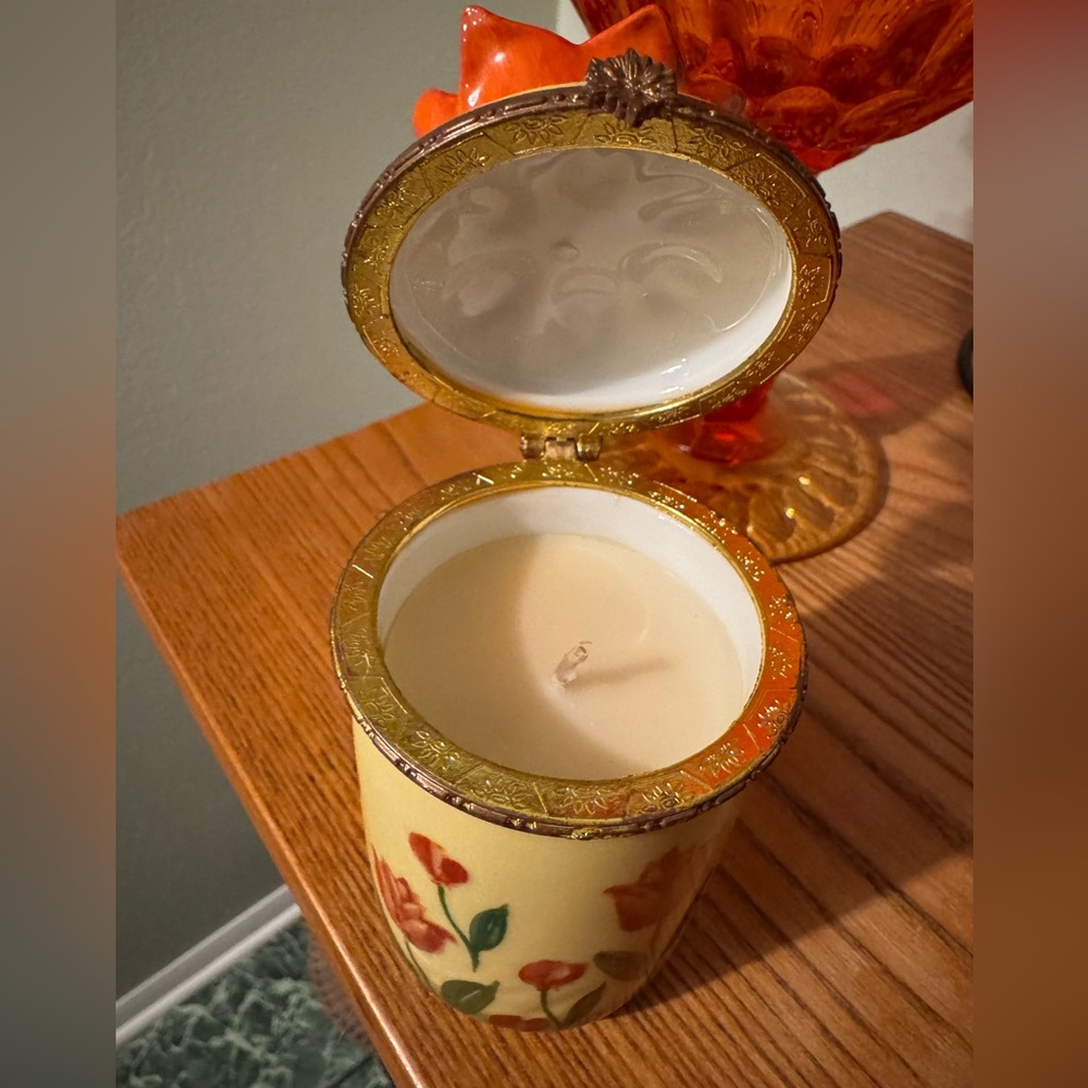 Bombay Company vintage tulip porcelain candle trinket, EUC. 4 1/2” h x 2 1/2” w - Picture 3 of 6